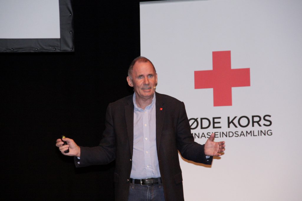 Anders Ladekarl, generalsekretær i Dansk Røde Kors holder foredrag.