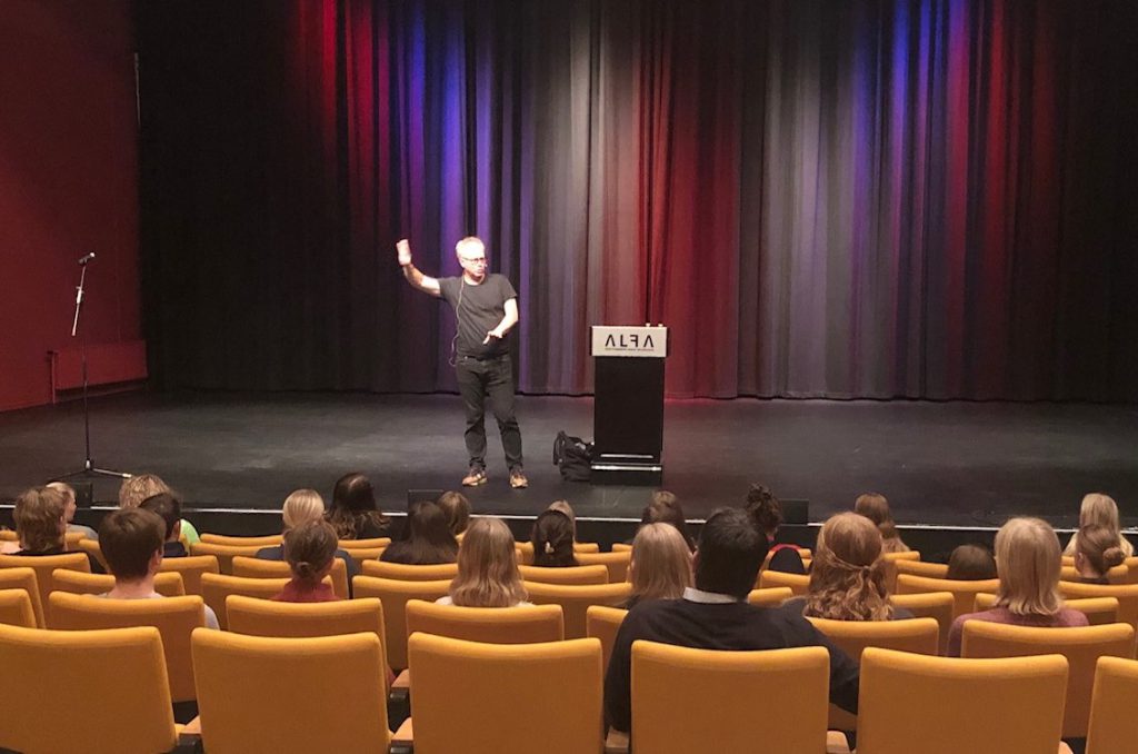 David Trads på scenen under fællestimen i Vesthimmerlands Musikhus ALFA