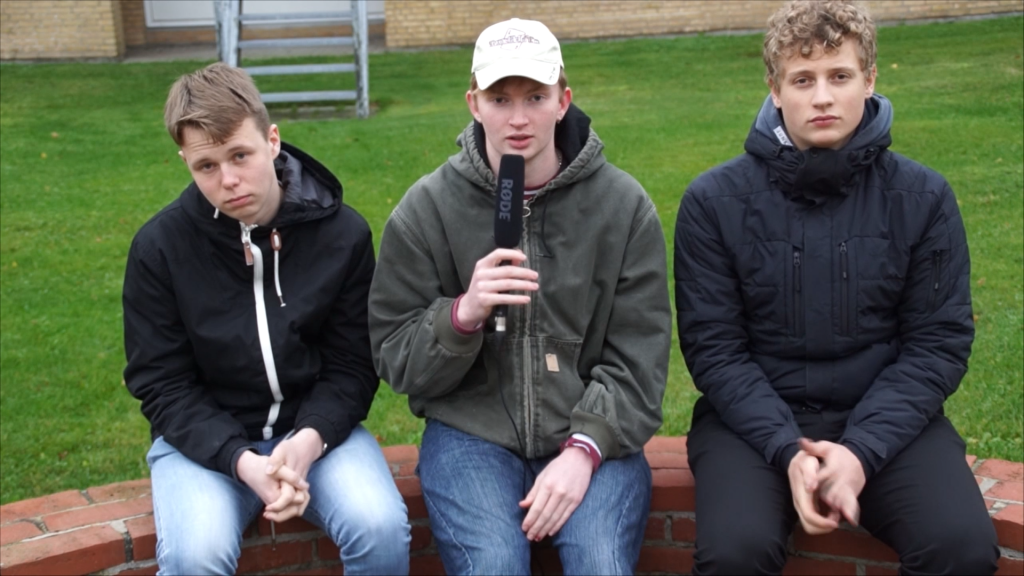 Tre drenge sidder foran gymnasiet og taler til kameraet omkring plastik og bæredygtighed.