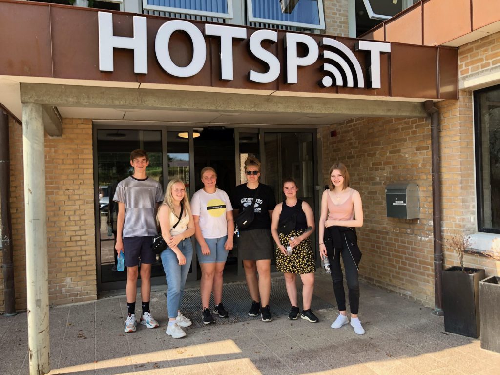 Seks elever foran det nye ungdomshus Hotspot i Aars.