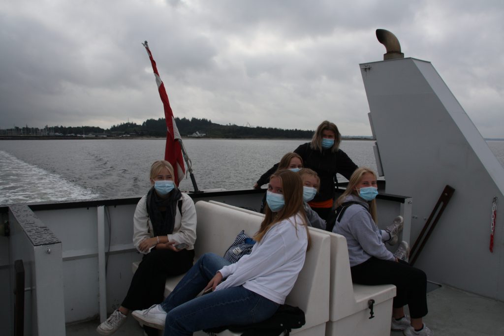 Seks elever sidder med mundbind på og nyder færgeoverfarten fra Rønbjerg til Livø