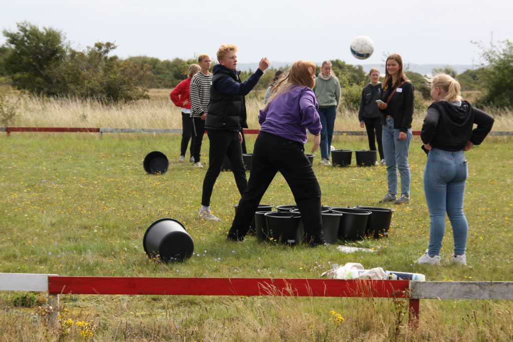 Eleverne på græsplænen i gang med konkurrencen Livø Games.
