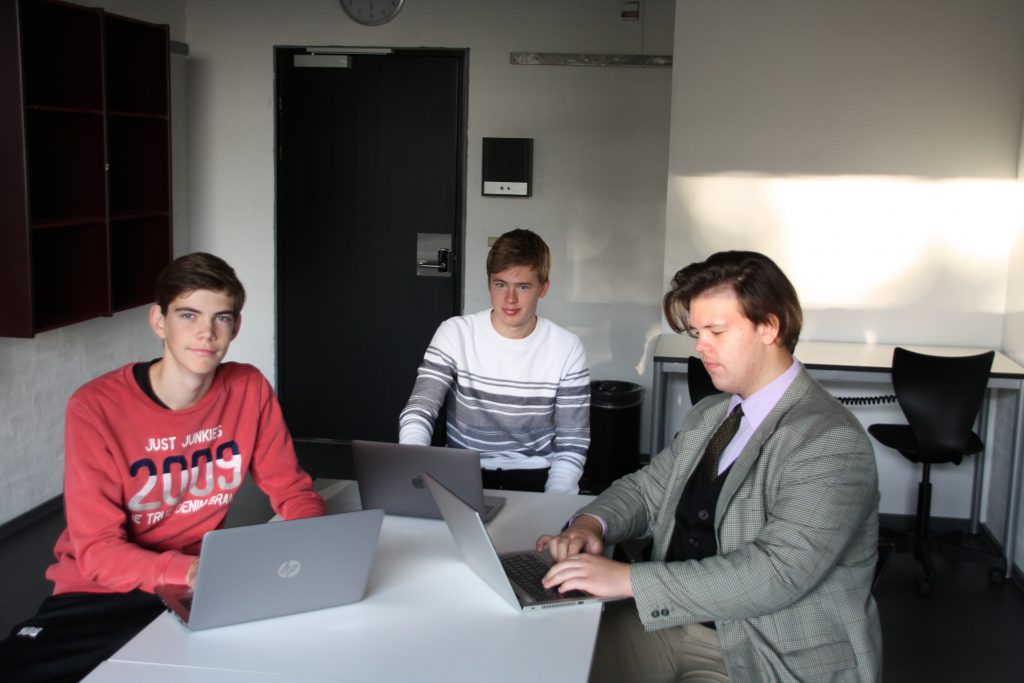 Tre af eleverne i gang med mini-projekt om bæredygtighed. Fra venstre mod højre: Jacob Skødt, Tom van der Molen og Jakob Høgh Møller. Nicolai Bernhard Christensen var fraværende ved fotograferingen.