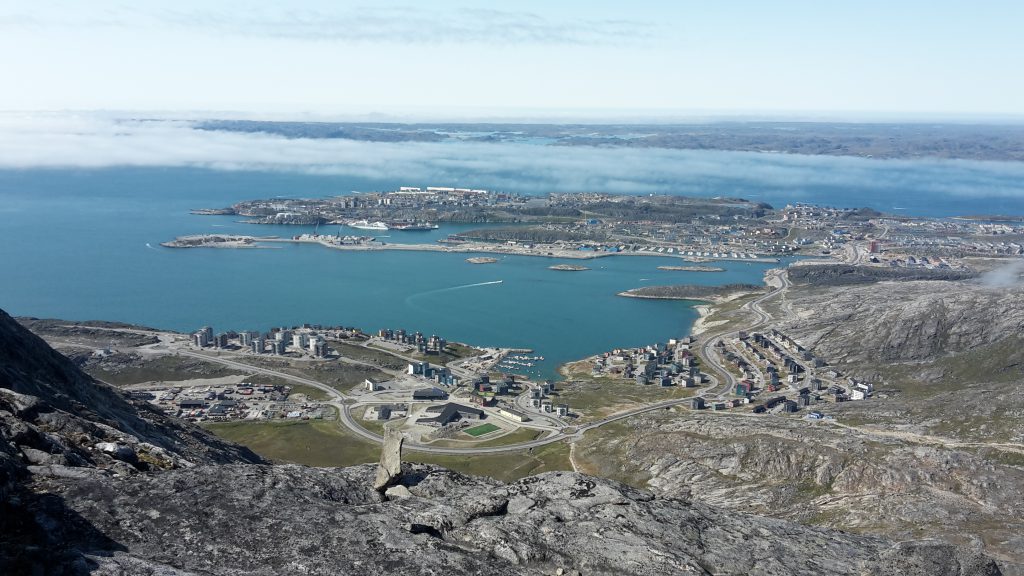 Signe Ougaards billede af deres udsigt over Nuuk set fra fjeldet.