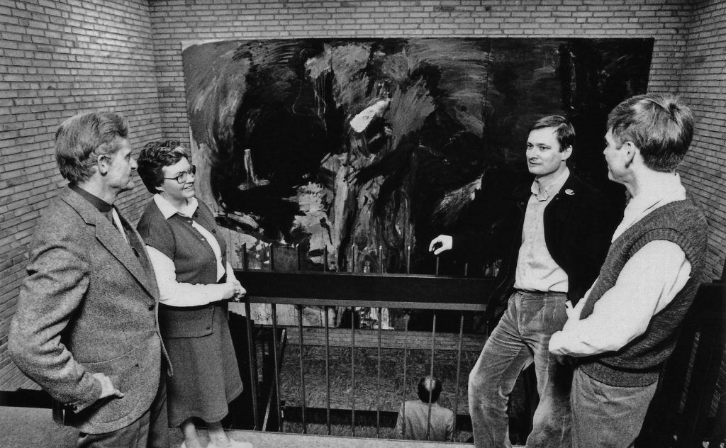Rektor og Per Kirkeby foran maleriet ved afsløringen i 1981.