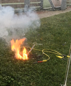 Kemiforsøg gennemføres på græsset udenfor, hvor den såkaldte "pocket rocket" antændes