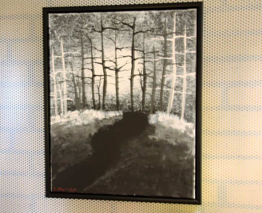 Sebastian Starckes maleri i sort-hvid – en mørk sti en en skov med bare træer.