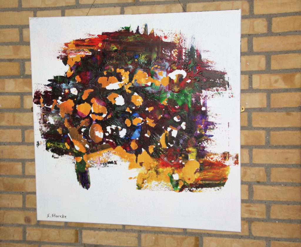 Et af Sebastian Starckes kunstværker, som hænger udstillet på gymnasiet.