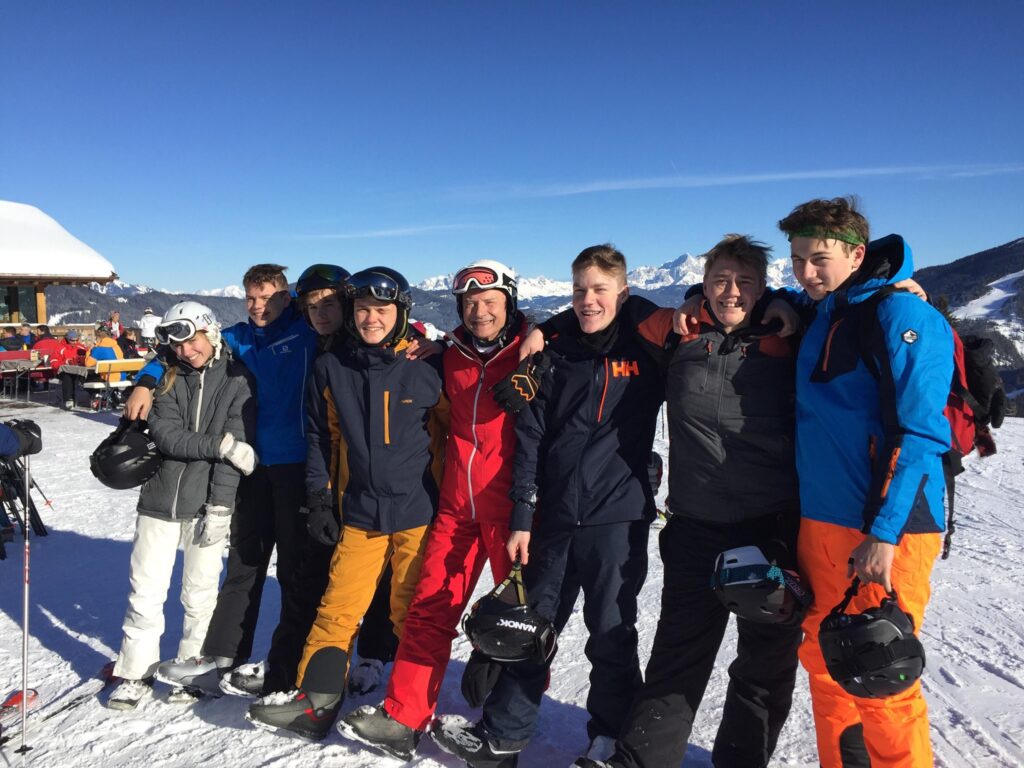 Tue Bislev på skitur med gymnasiet. Gruppebillede af glæde elever i sneen.