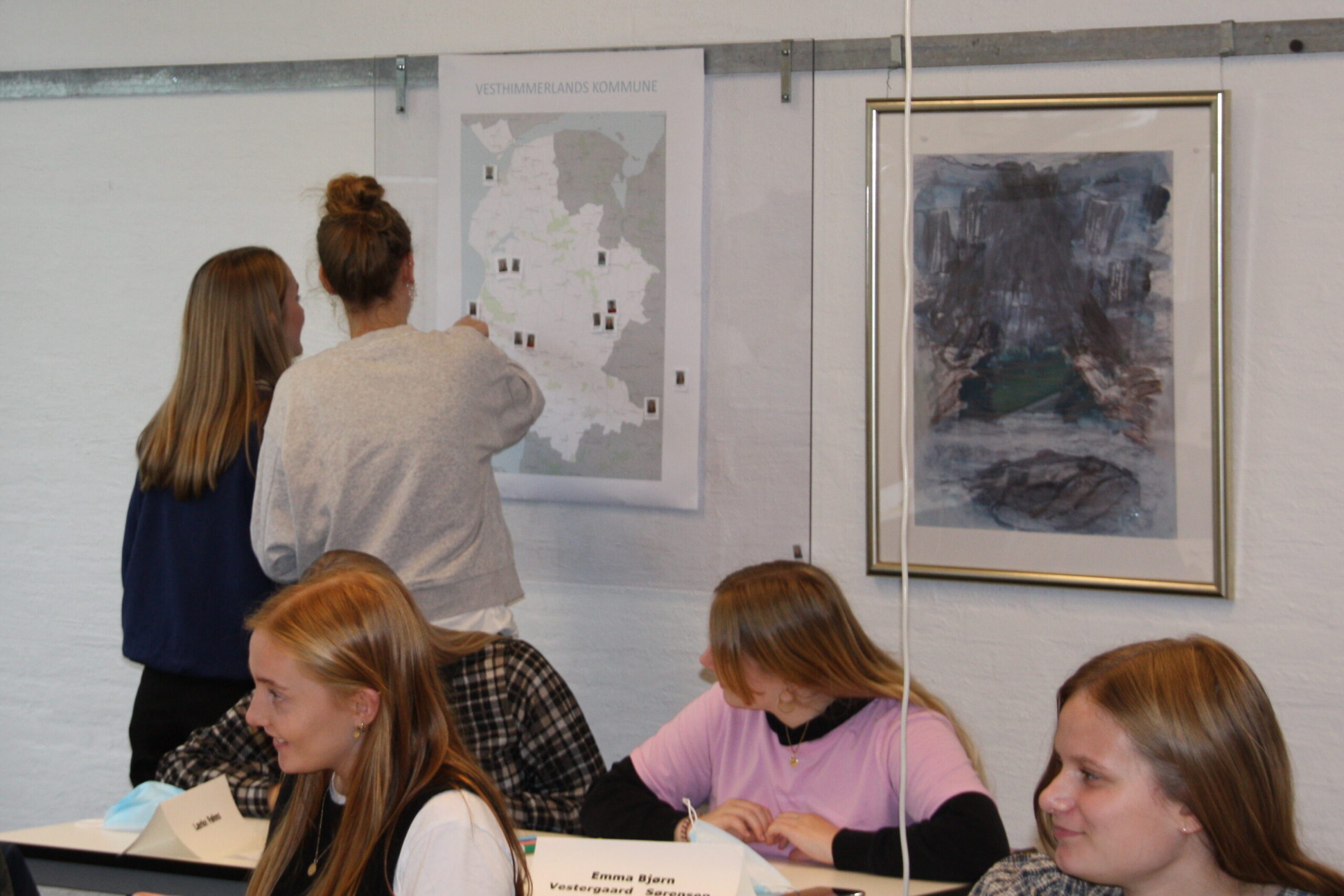 Overgang til studieretninger: To elever står foran et kort over Vesthimmerlands Kommune og peger på, hvor de bor og sætter klistermærker på.