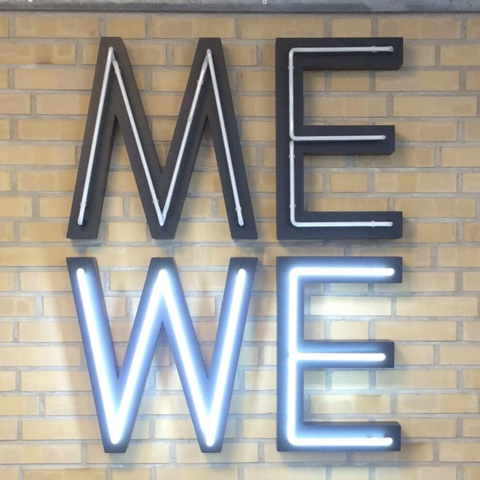"ME WE" neon-kunstværk på gymnasiet.