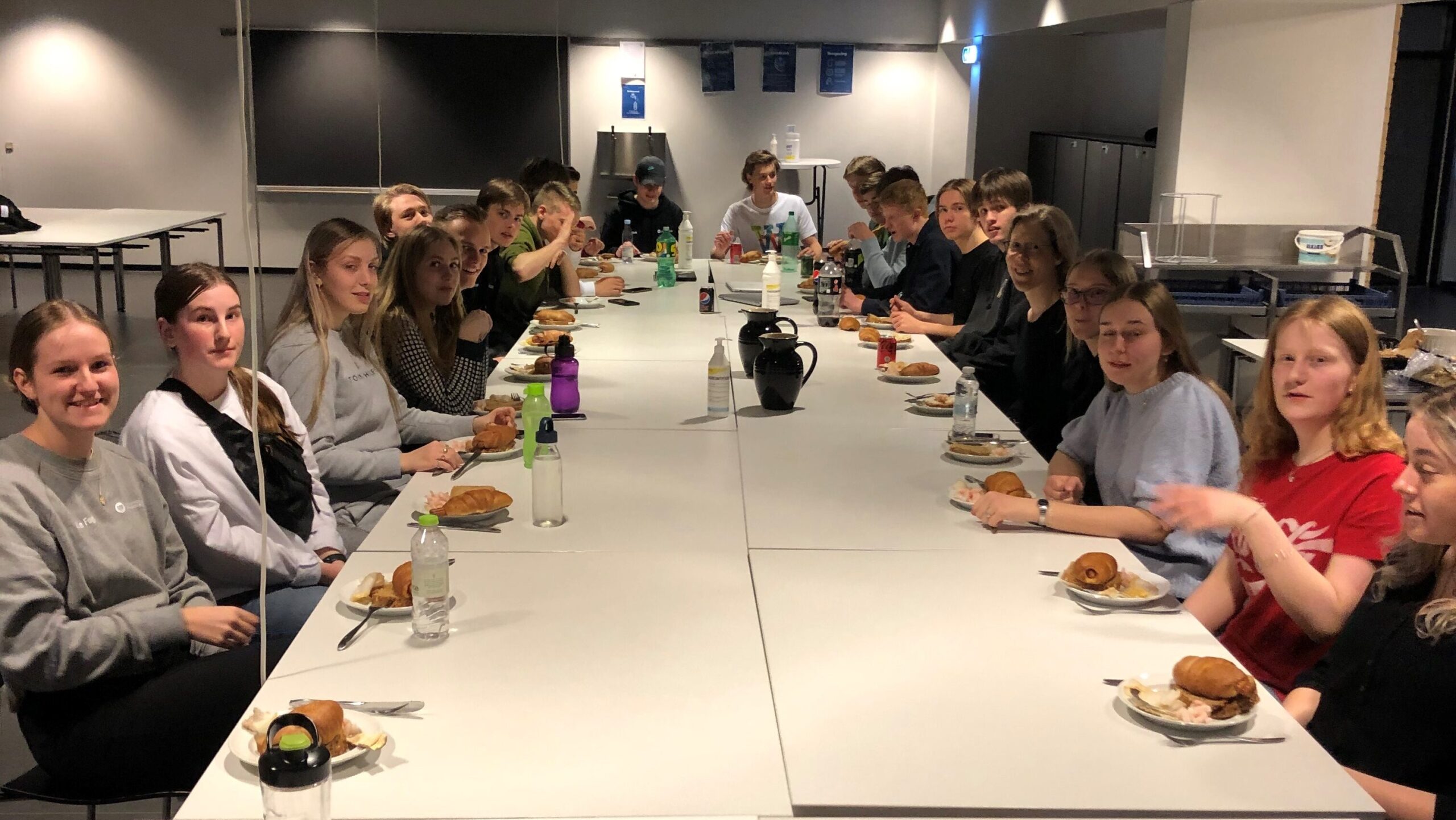 Eleverne sidder omkring et bord og spiser mad inspireret af Grønland.