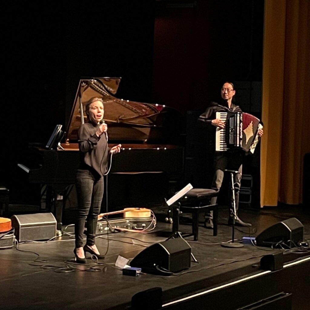 Louise Støjberg og Ronnie Olesen på scenen i Musikhuset ALFA.