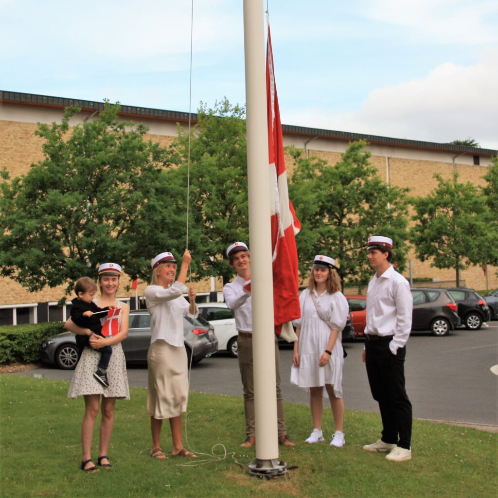 Huedage på VHG. De fem første studenter hejser flaget foran gymnasiet.