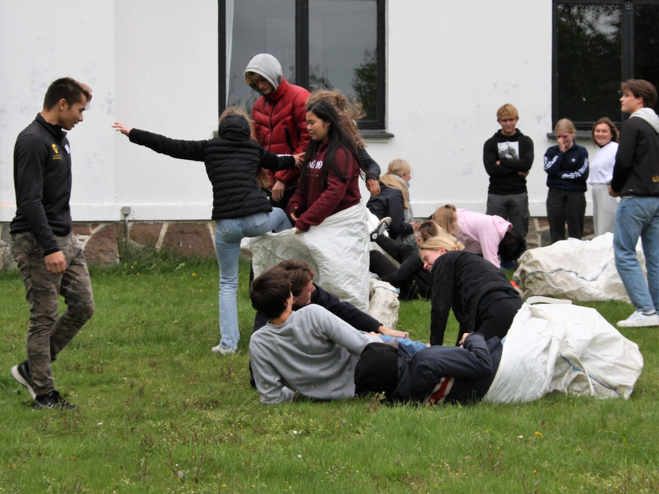 Eleverne dyster i sækkeløb til Livø Games.