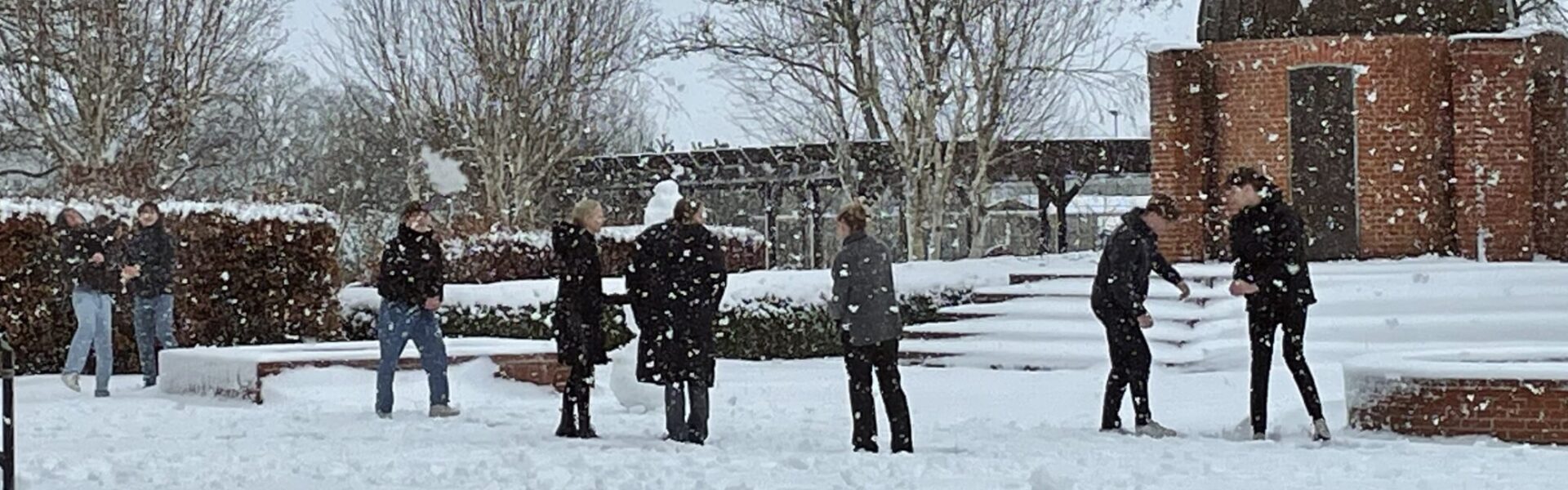 Elever slåsser i sne foran observatoriet