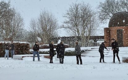 Elever slåsser i sne foran observatoriet