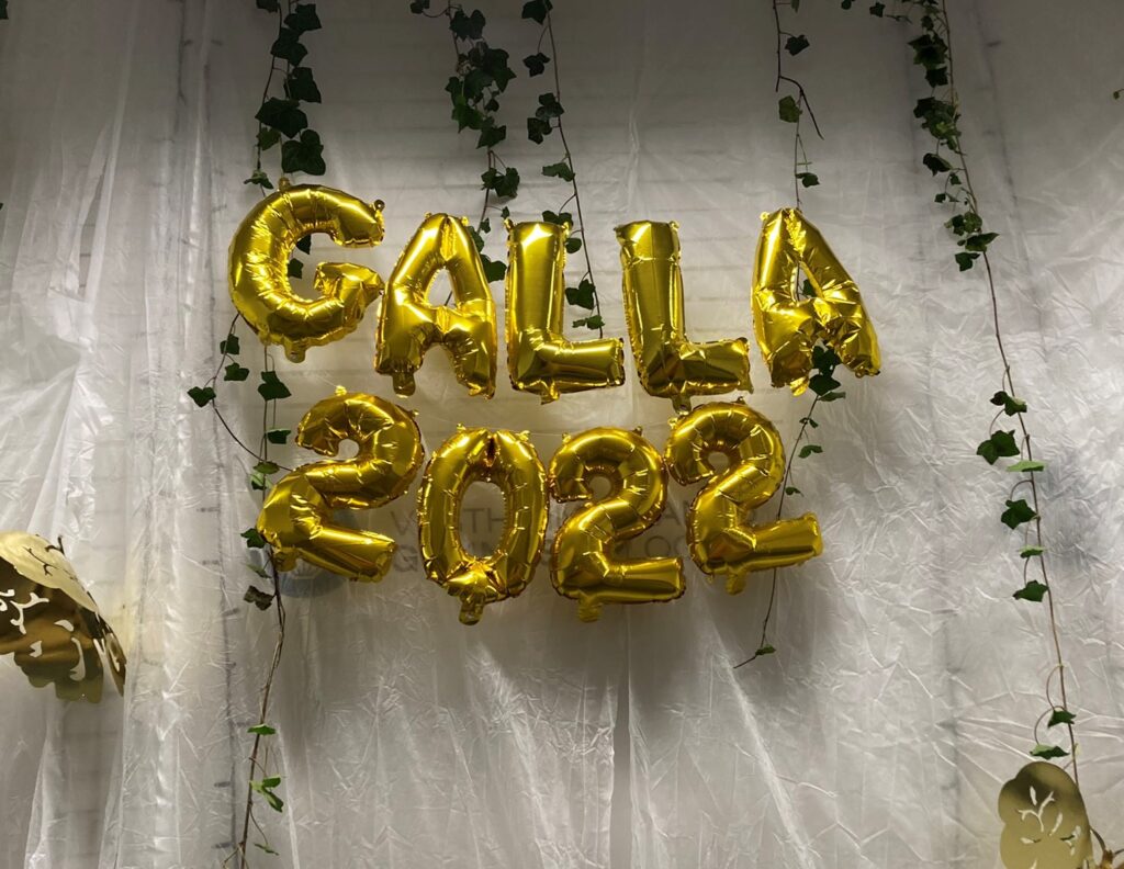 Gallafest 2022. Dekoration ved trappen med folieballoner i guld.