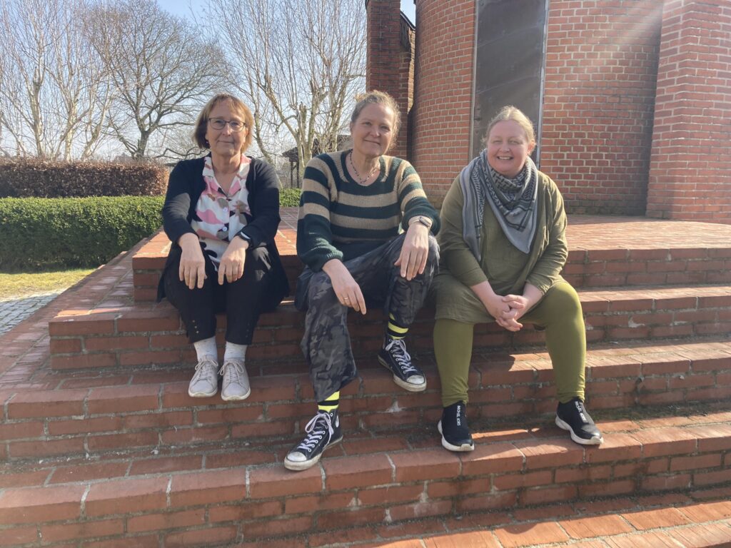 Sprog og kunst - projekt på VHG. De tre lærere Kirsten Sørensen, Ulla Andreasen, Karina Rohne foran observatoriet på gymnasiet.
