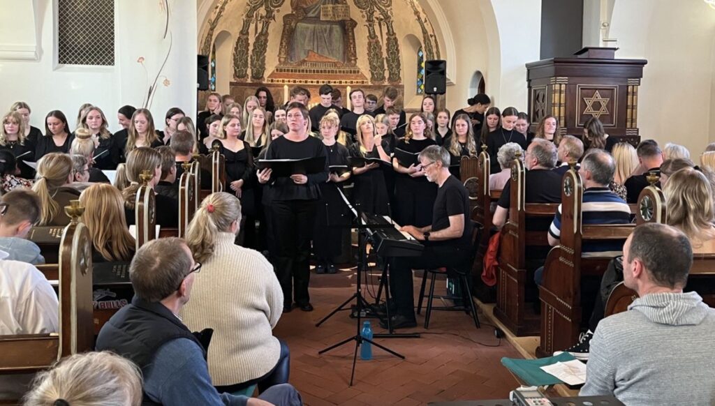 Koret synger i Svingelbjerg Kirke fuld af mennesker.