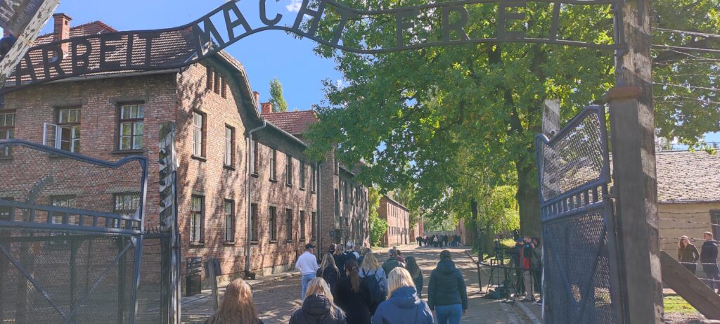 2p og 2q på besøg i Auschwitz. Arbeit macht frei ved hovedindgangen.