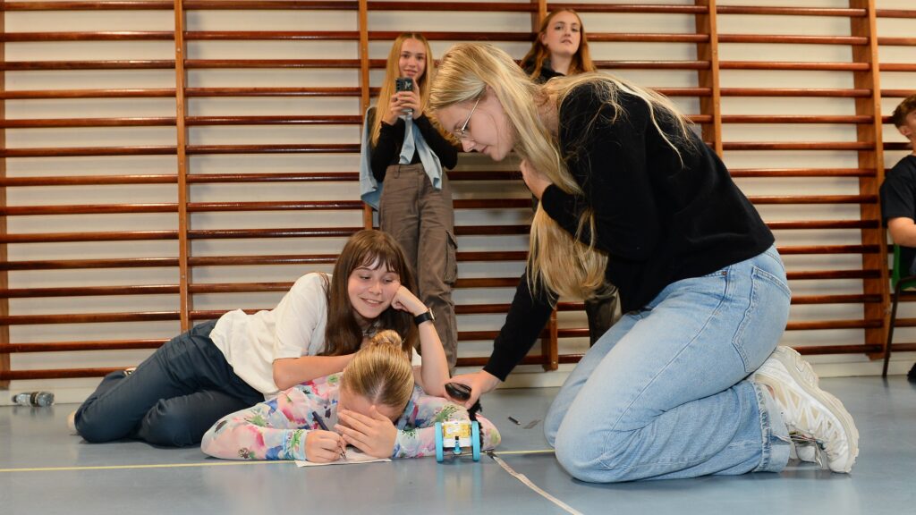 Tre piger laver forsøg med lego-robot til Talstærk matematikfestival i Brønderslev.