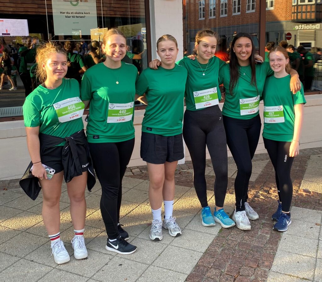 Løbefest i Aars: Gruppebillede af 6 piger i grønne løbetrøjer.