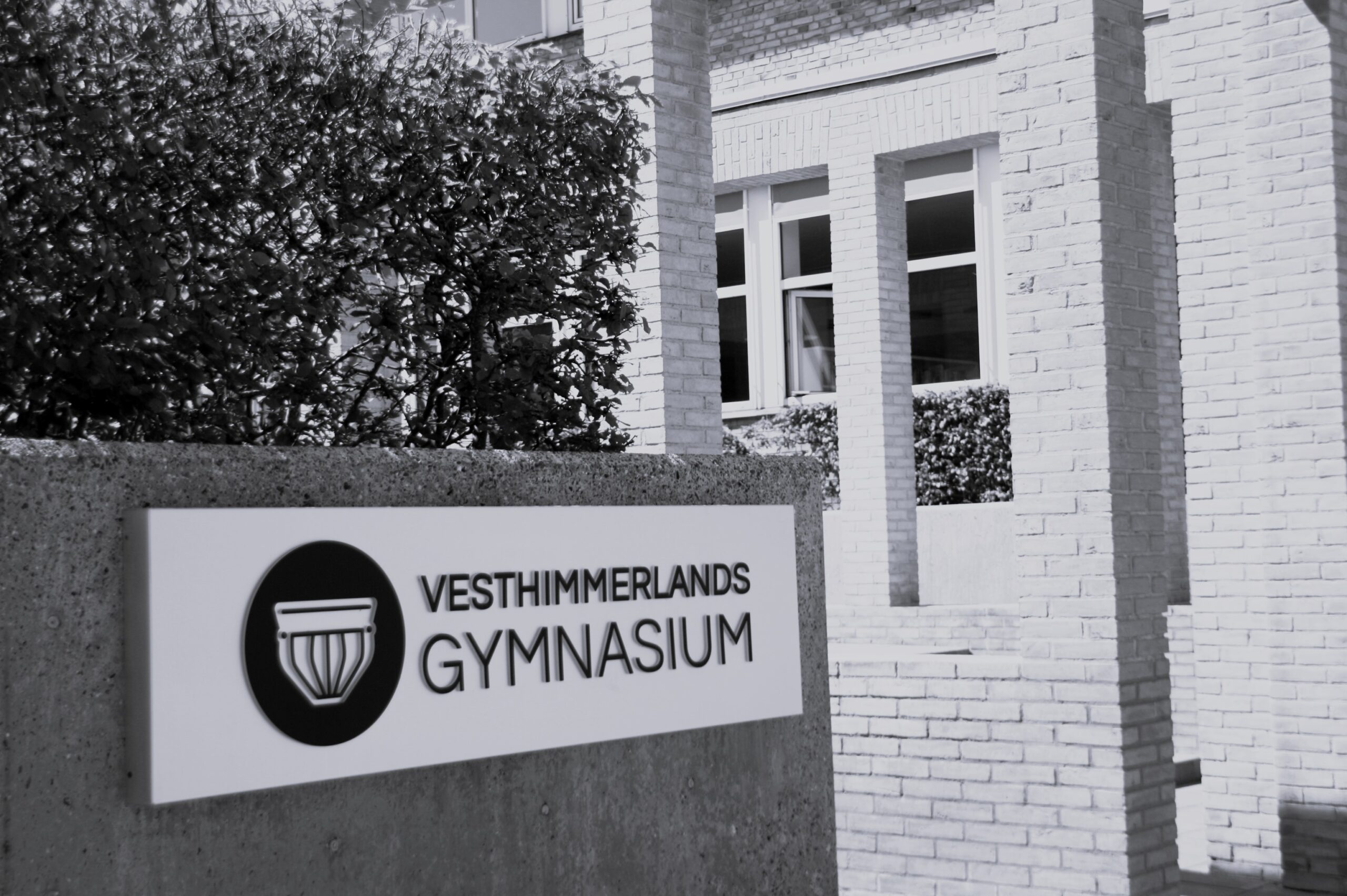 Indgangsparti til gymnasiet i sort-hvid