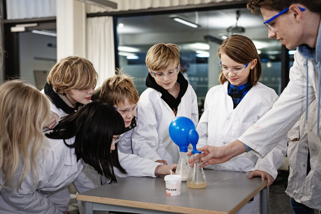 Videnskabsklub starter i Aars. 6 børn og 1 voksen laver forsøg med ballon og kemi-kolber.