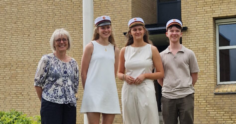 De tre første studenter på VHG sammen med rektor Jette Rygaard.